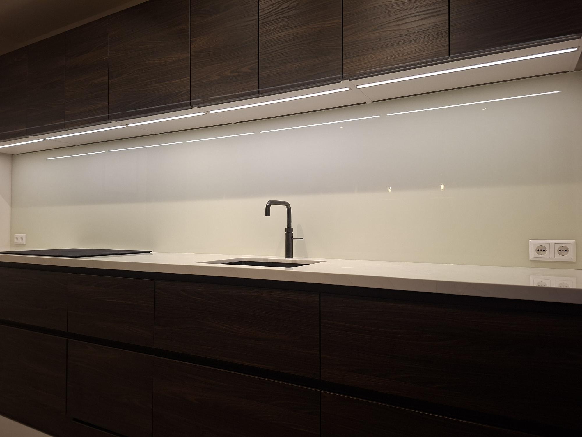 TMK Keukenachterwand spatbescherming van gehard glas, 65 x 60 cm, decoratief glas met zelfklevende plakband, glazen achterwand keuken, druppels zwart